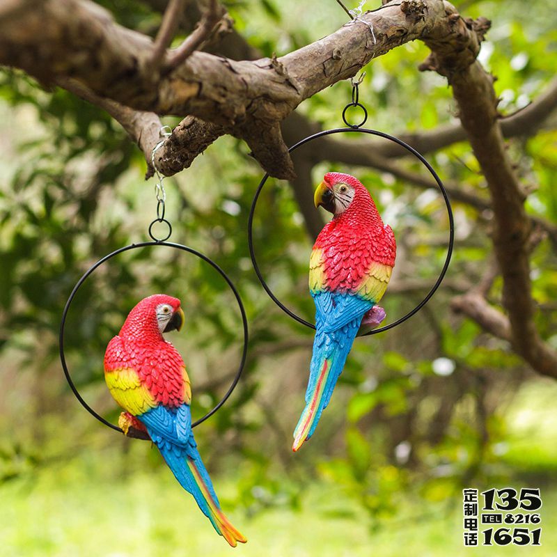 森林公園樹上吊環(huán)上的玻璃鋼彩繪仿真動(dòng)物鸚鵡雕塑 森林公園樹上吊環(huán)上的玻璃鋼彩繪仿真動(dòng)物鸚鵡雕塑